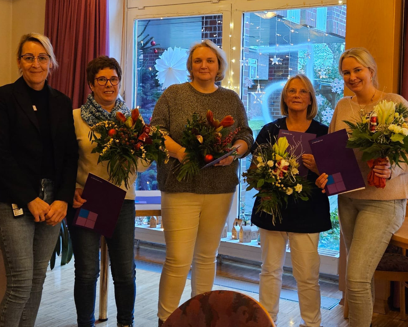 Einrichtungsleitung Sonja Schiewe (links) dankte Karin Lackner (15 Jahre, von links), Susanne Beckmann (10 Jahre), Thea Janssen (15 Jahre), Anke Kleen (20 Jahre) für ihren langjährigen Einsatz. Auf dem Foto fehlen Sabine Schult (15 Jahre), Tamila Vassilkovski (10 Jahre). Foto: PFL-Stift